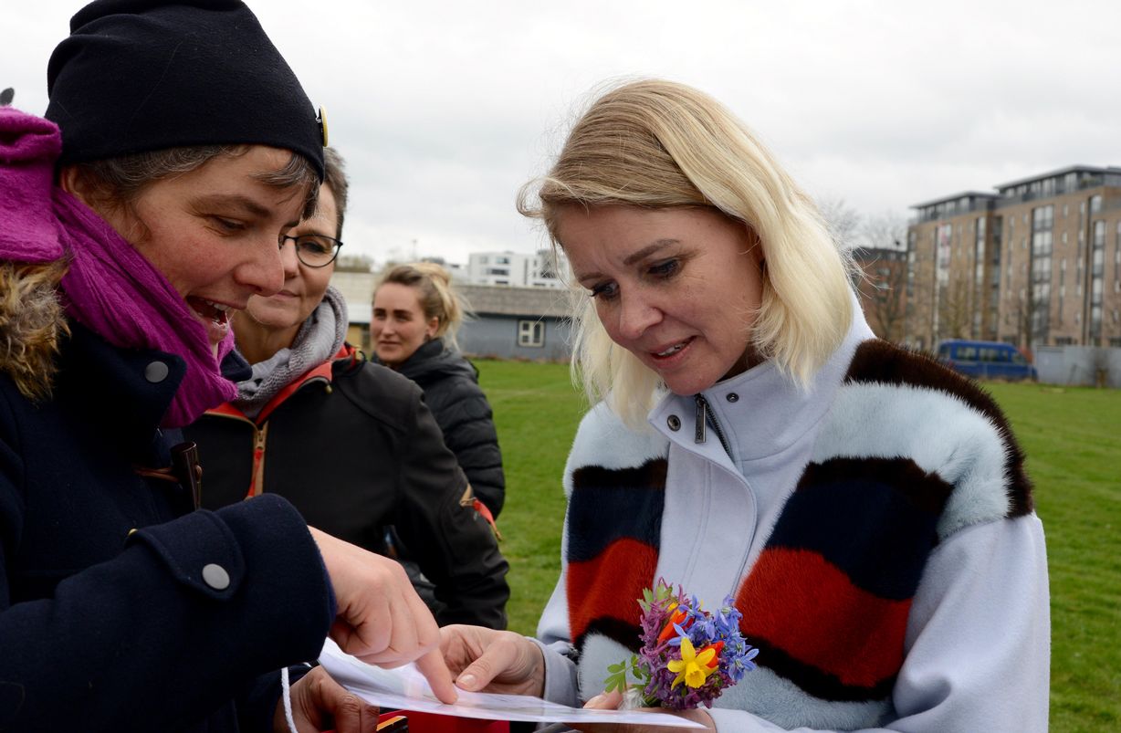 Leder af de københavnske skolehaver Camilla Friedrichsen (tv) med BU-borgmester Pia Allerslev, der fik en lille forårsbuket. Foto: Peter Garde