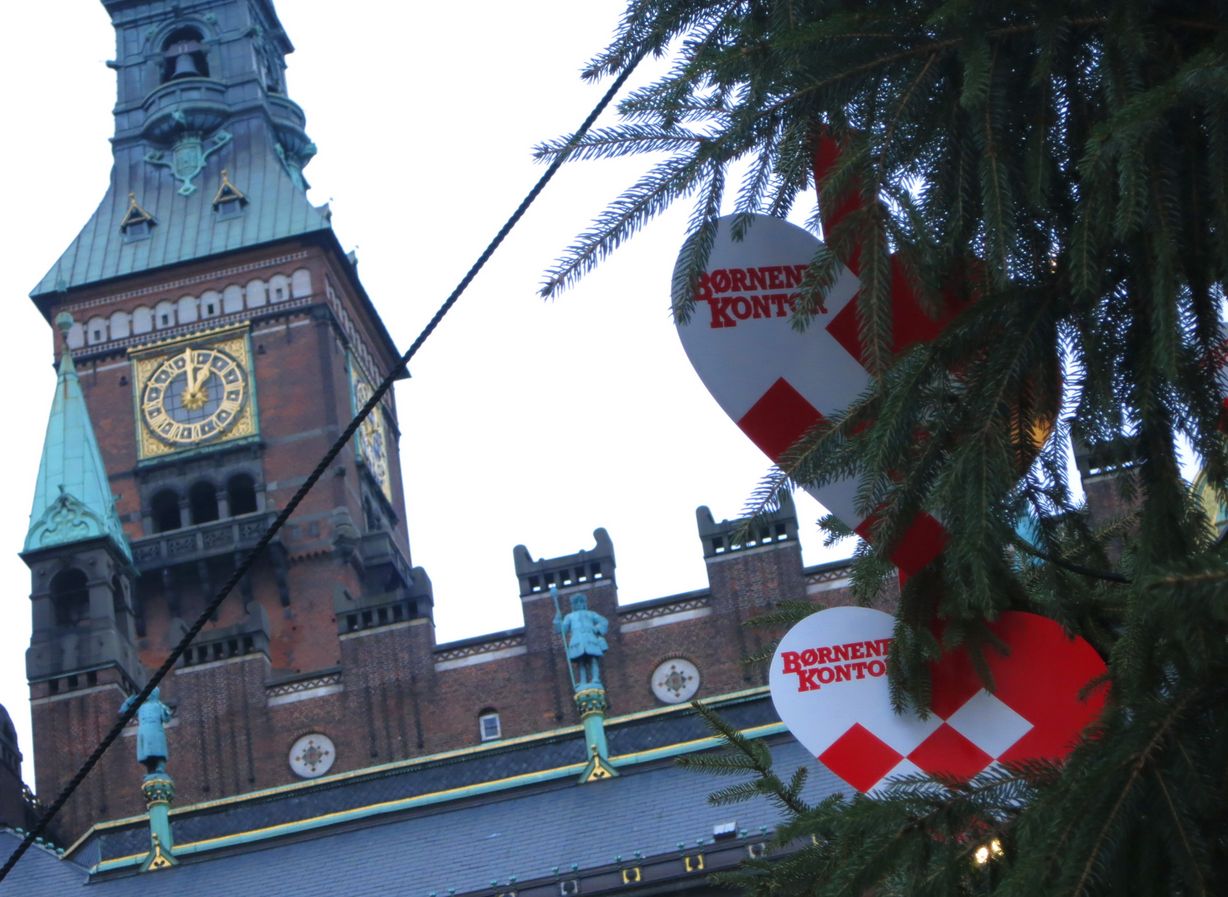 Børnenes Kontors kendte julehjerte hænger på juletræet på Rådhuspladsen. Foto: Peter Garde