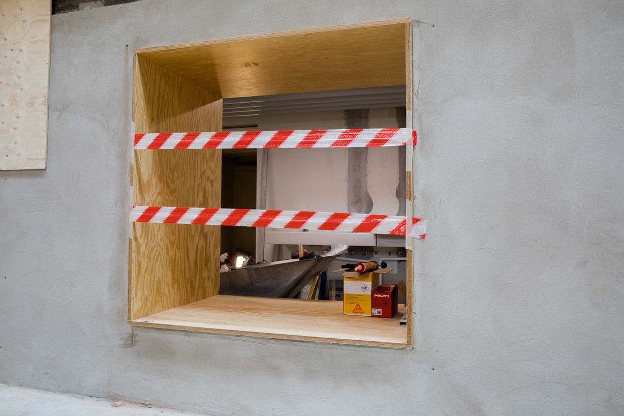 Mange steder på skolen er områder ufærdige og afspærret. Foto: Jan Klint Poulsen