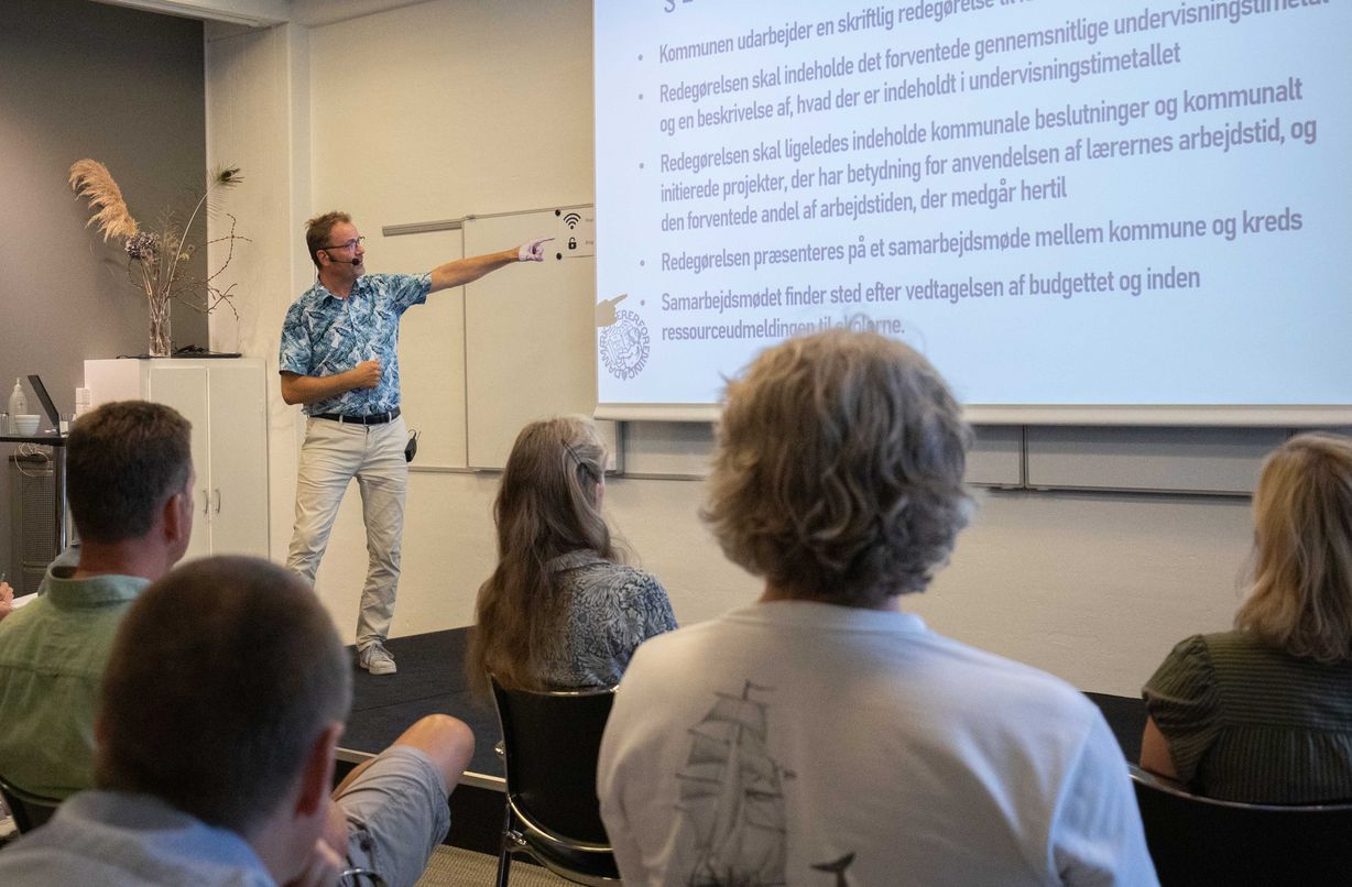 Arbejdstidsaftalen blev gennemgået og kommenteret af Gordon Ørskov Madsen, mens der blev ivrigt noteret på skriveblokkene undervejs i salen. Foto: Jan Klint Poulsen.