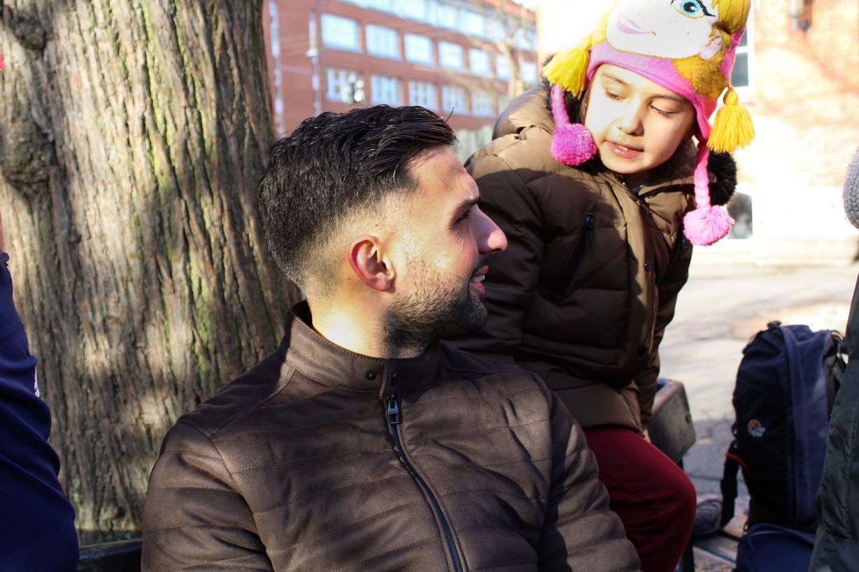 At være konsekvent i sine handlinger er en af de ting, Jacob Bagiran har erfaret i sit første år som lærer på Rådmandsgades Skole. Foto: Lærke Cecilie Lindegaard