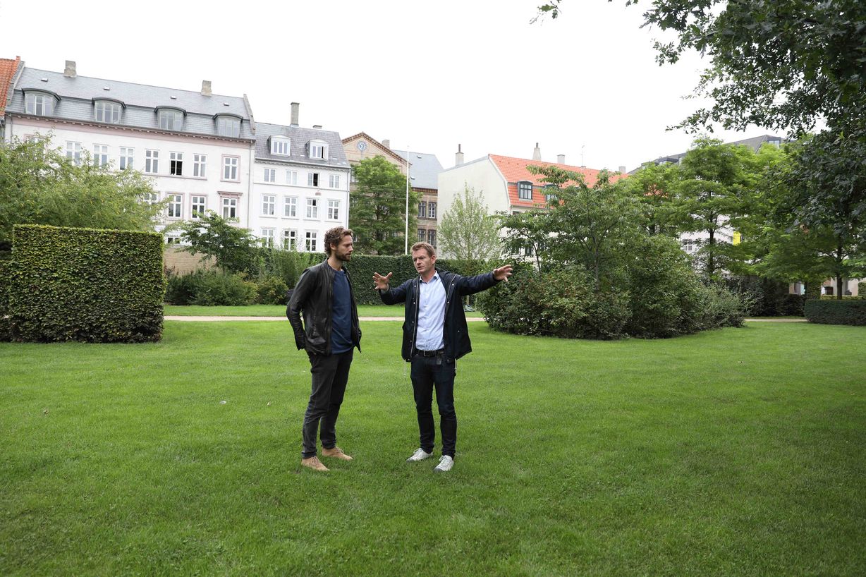 Sølvgades Skole ligger klods op ad Kongens Have. Når skolefolkemødet starter, håber skoleleder Kim Stenholm Paulsen (th.), at haven bliver fyldt med nysgerrige mennesker. Foto: Jan Klint Poulsen Sølvgades Skole ligger klods op ad Kongens Have. Når skolefolkemødet starter, håber skoleleder Kim Stenholm Paulsen (th.), at haven bliver fyldt med nysgerrige mennesker. Foto: Jan Klint Poulsen