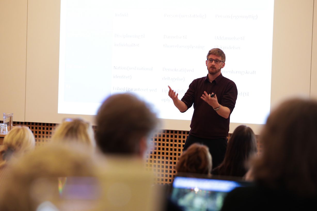 Med en god portion humor serverede forfatter og lektor Brian Degn Mårtensson pointer om konkurrencestatens pædagogik, og gav bud på alternativer. Foto: Jan Klint Poulsen