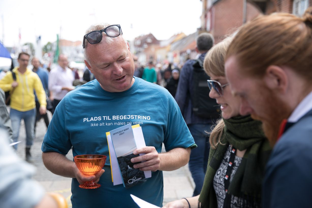 TR Torben Fleckner møder mange folkemødedeltagere ude foran DLF's hus i Allinge. Flere bliver udfordret i skolequizzen og Torben Fleckner går gerne i dialog om rammer og vilkår. Foto: Jan Klint Poulsen TR Torben Fleckner møder mange folkemødedeltagere ude foran DLF's hus i Allinge. Flere bliver udfordret i skolequizzen og Torben Fleckner går gerne i dialog om rammer og vilkår. Foto: Jan Klint Poulsen