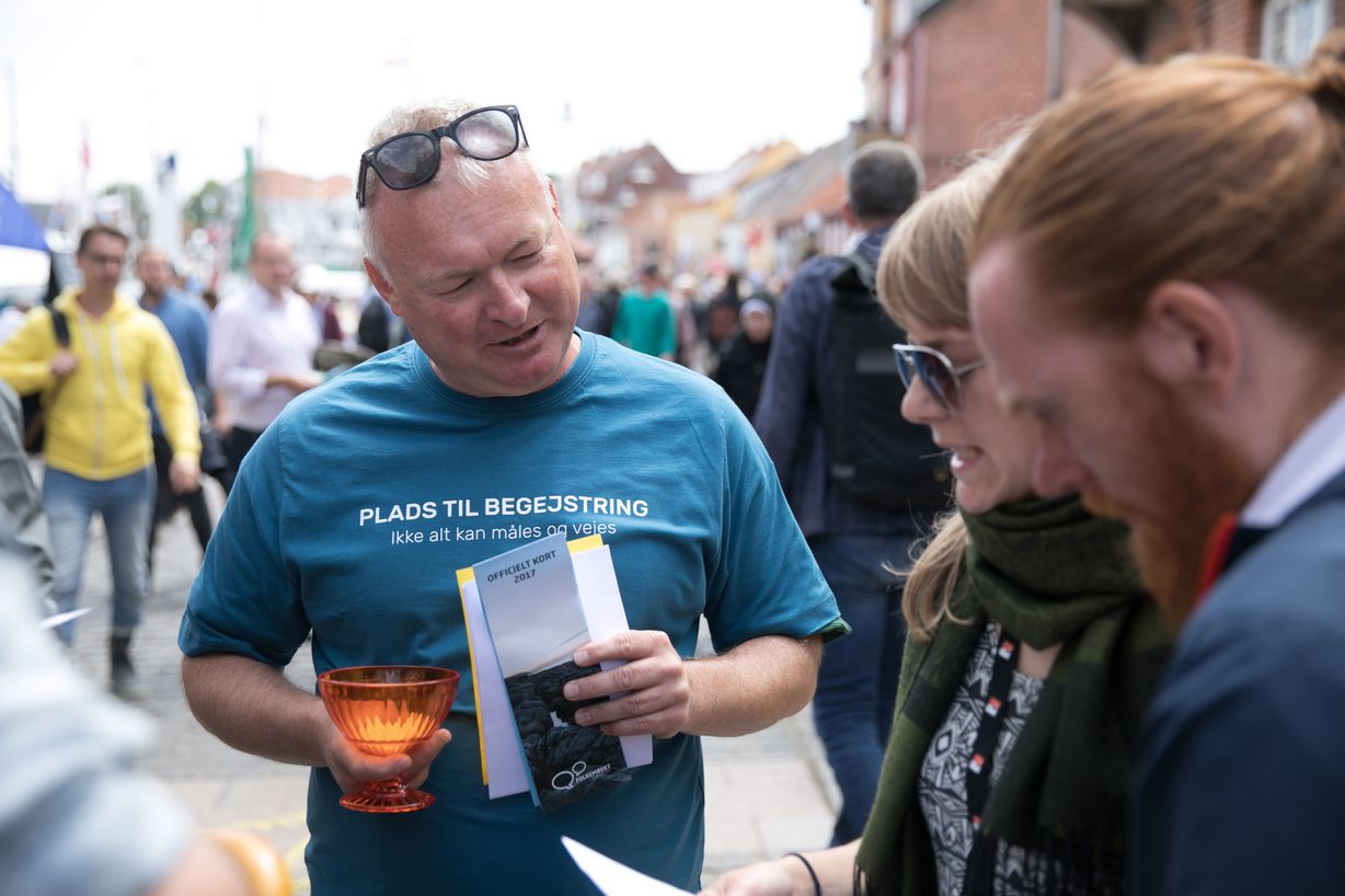 TR Torben Fleckner møder mange folkemødedeltagere ude foran DLF's hus i Allinge. Flere bliver udfordret i skolequizzen og Torben Fleckner går gerne i dialog om rammer og vilkår. Foto: Jan Klint Poulsen