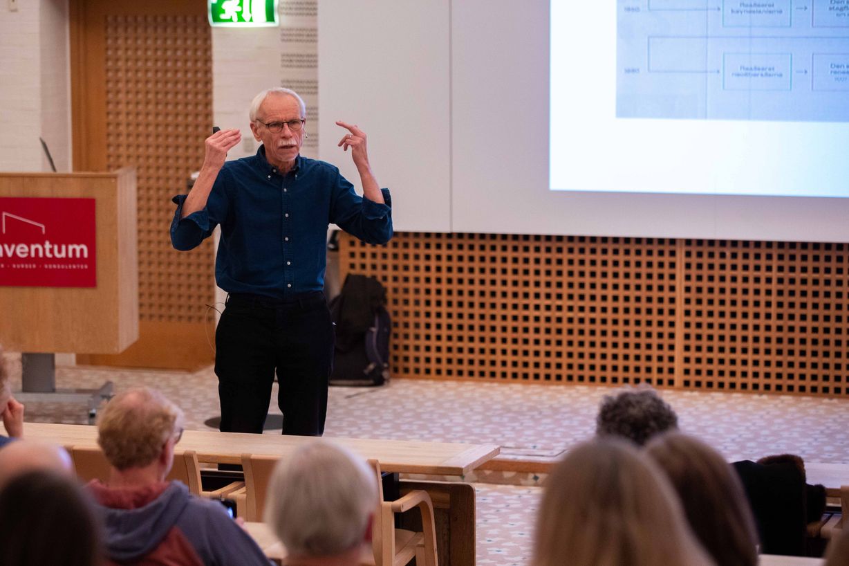 Jesper Jespersen gennemgik forskellige retninger inden for økonomisk tænkning for at vise, at der er alternativer til den førte politik i Finansministeriet. Foto: Jan Klint Poulsen