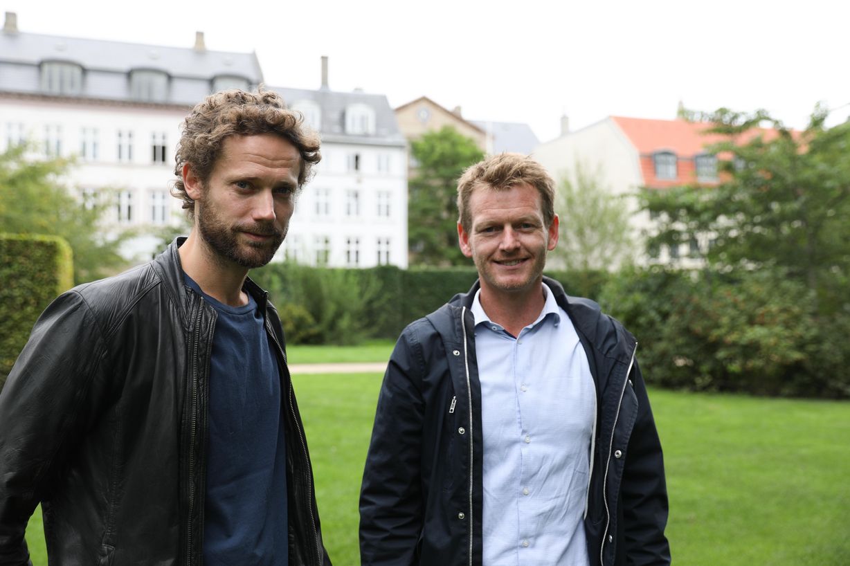 Lærer Jonas Alstrøm og Skoleleder Kim Stenholm Paulsen er begge optagede af at tale folkeskolen op. Med skolefolkemødet vil de gerne vise, at skolen er mere end undervisning i klasselokalet. Foto: Jan Klint Lærer Jonas Alstrøm og Skoleleder Kim Stenholm Paulsen er begge optagede af at tale folkeskolen op. Med skolefolkemødet vil de gerne vise, at skolen er mere end undervisning i klasselokalet. Foto: Jan Klint