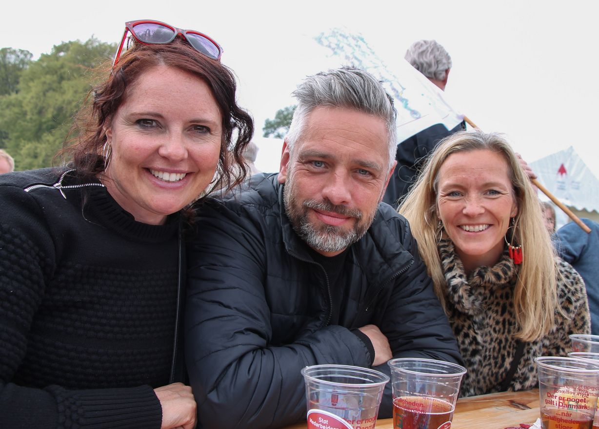 Signe Kløve Dreyer (tv), Lars Bechager og Christina Rinaldo er gamle kollegaer og har fundet sammen over øl, taler og god musik ved Undervisernes Telt i Fælledparken. Foto: Hanne Hellisen