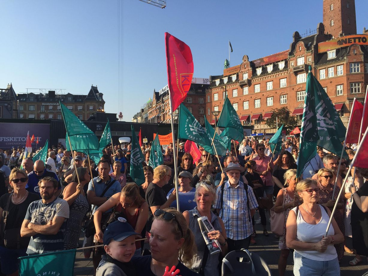 Cirka 5000 demonstranter fyldte Rådhuspladsen, da Velfærdsalliancen i går havde budt til demonstration for den fælles velfærd i Danmark. Foto: Jennifer Jensen