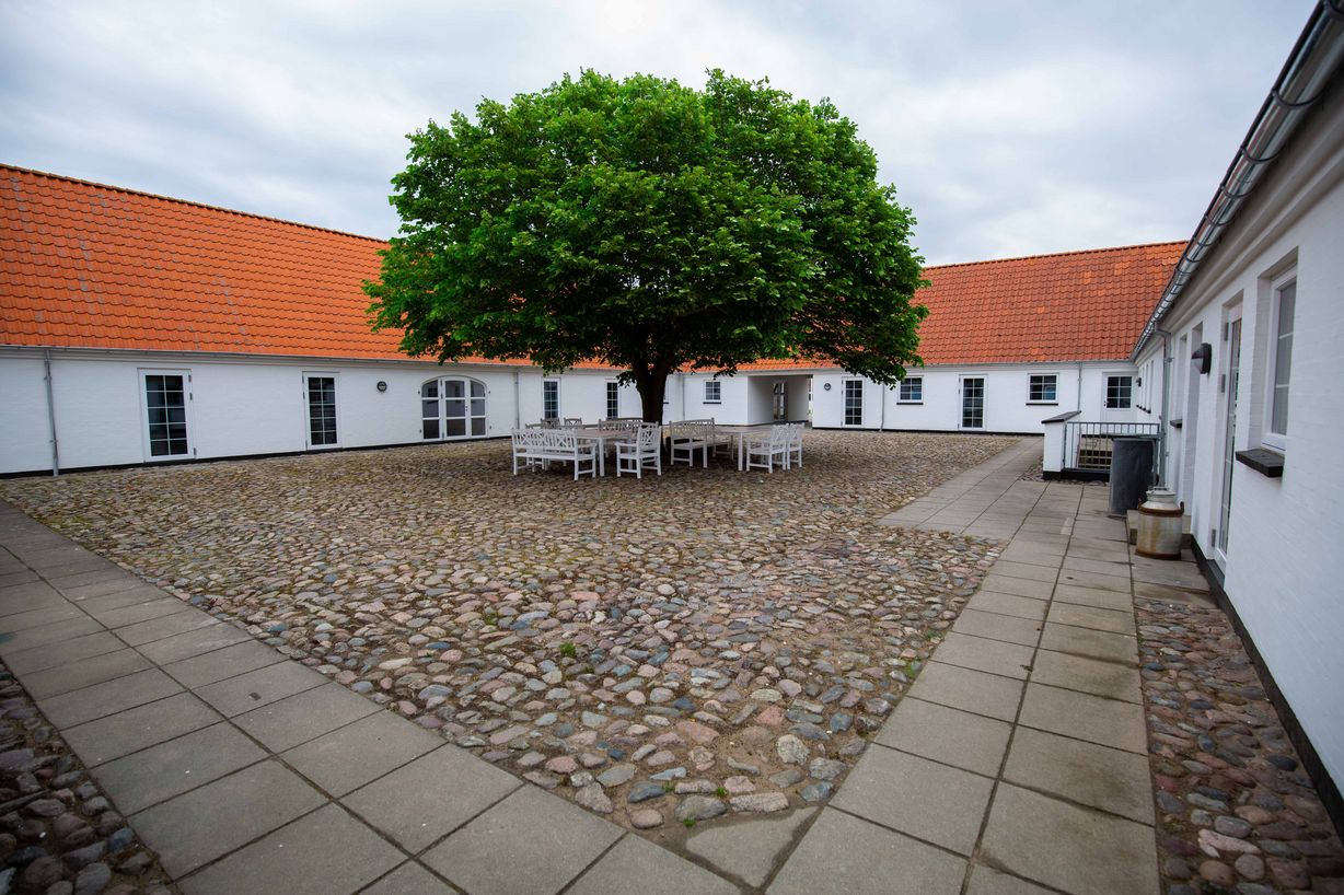 Gårdspladsen på Thorøgaard belagt med brosten. Ydermurene og taget er det eneste, der ikke har gennemået en renovering. Foto: Jan Klint Poulsen