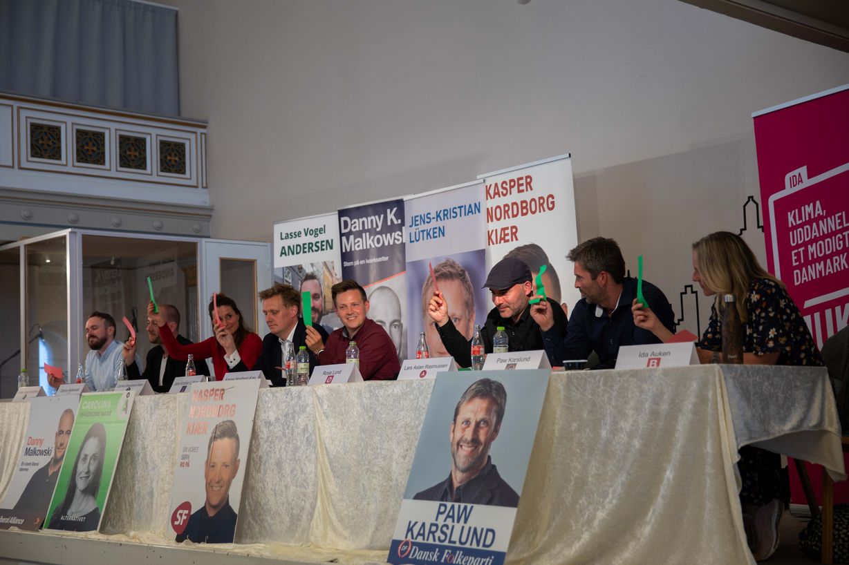 De politiske folketingskandidater skulle undervejs i debatten tage stilling til flere folkeskoleproblematikker med ja og nej-svar. Foto: Martin Vitved Schäfer De politiske folketingskandidater skulle undervejs i debatten tage stilling til flere folkeskoleproblematikker med ja og nej-svar. Foto: Martin Vitved Schäfer