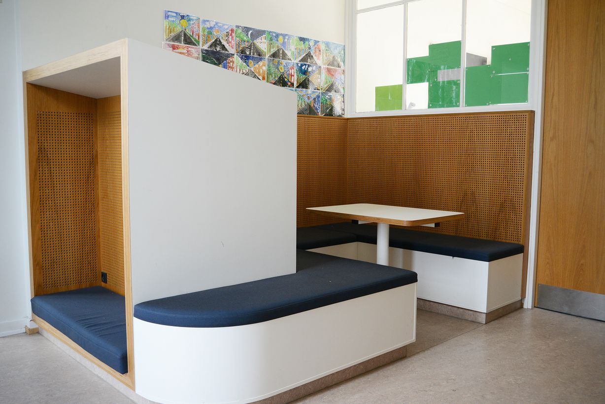 Arkitekterne har opfundet et grupperum ude på gangen, hvor 8-10 mindre elever kan sidde. Foto: Peter Garde