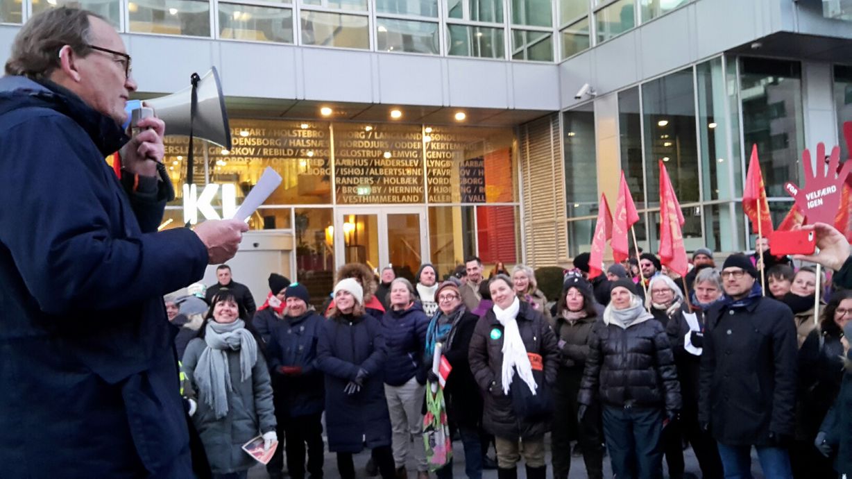 KLF-formand Jan Trojaborg foran KL-huset til demonstration indkaldt af LFS og en række andre københavnske fagforeninger. Mobilfoto: John Villy