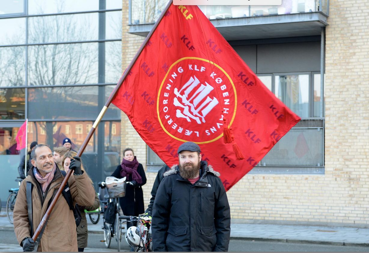 KLF's røde fane var naturligvis med foran KL-huset i Weidekampsgade. Foto: Peter Garde