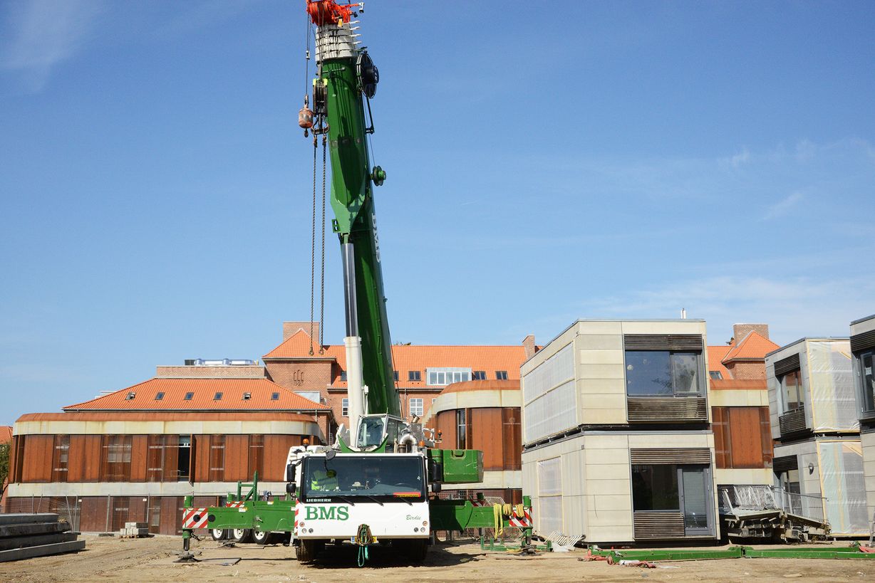 Også skolens elever mærker konsekvensen af det forsinkede byggeri. De har meget få udearealer, og det presser dem sammen på få områder. Foto: Peter Garde Også skolens elever mærker konsekvensen af det forsinkede byggeri. De har meget få udearealer, og det presser dem sammen på få områder. Foto: Peter Garde