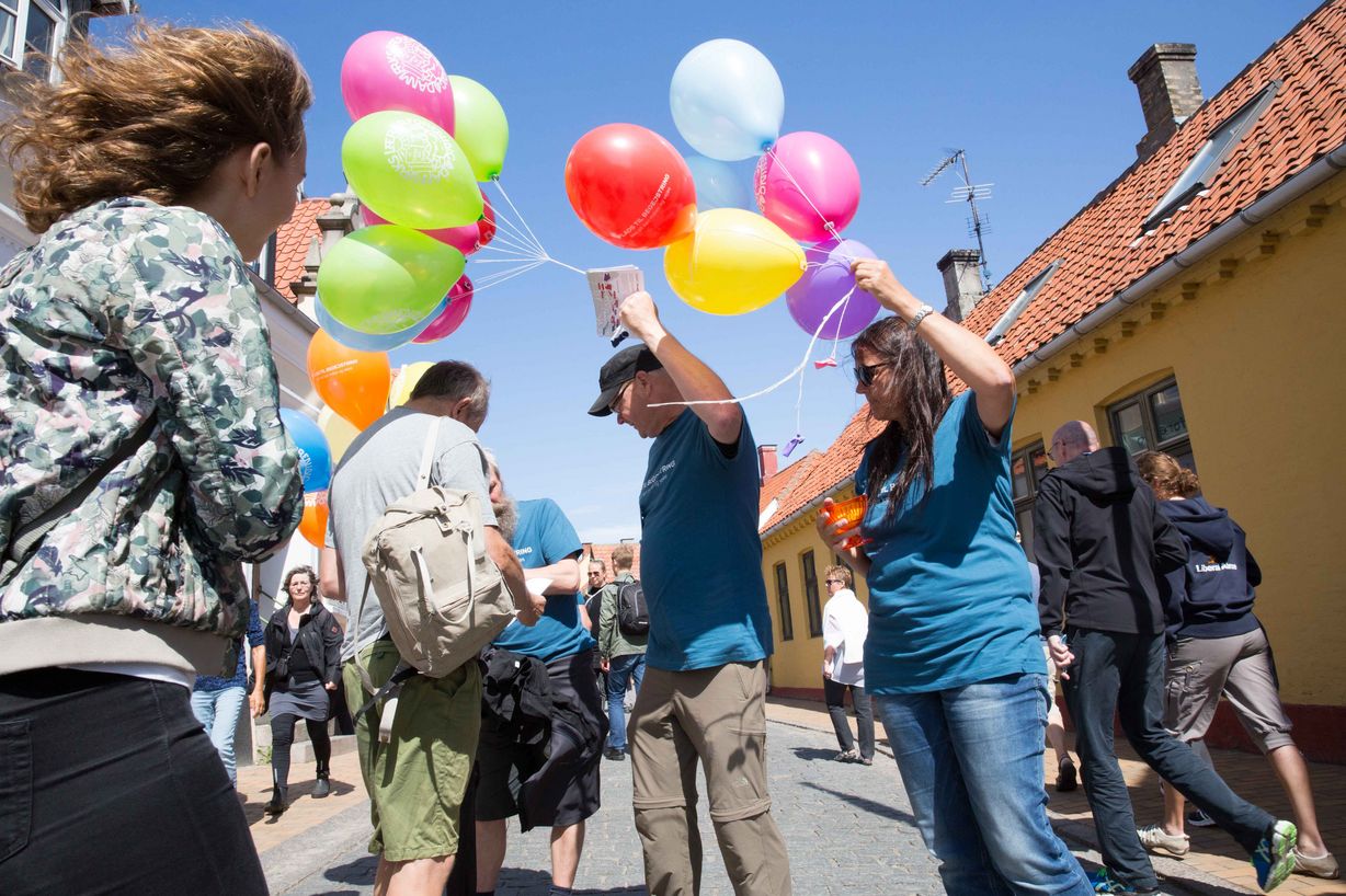 "En ballon, et skolekridt eller en quiz?" - Der var rigeligt at byde på, når KLF's medlemmer mødte forbipasserende på Folkemødet. Foto: Jan Klint Poulsen