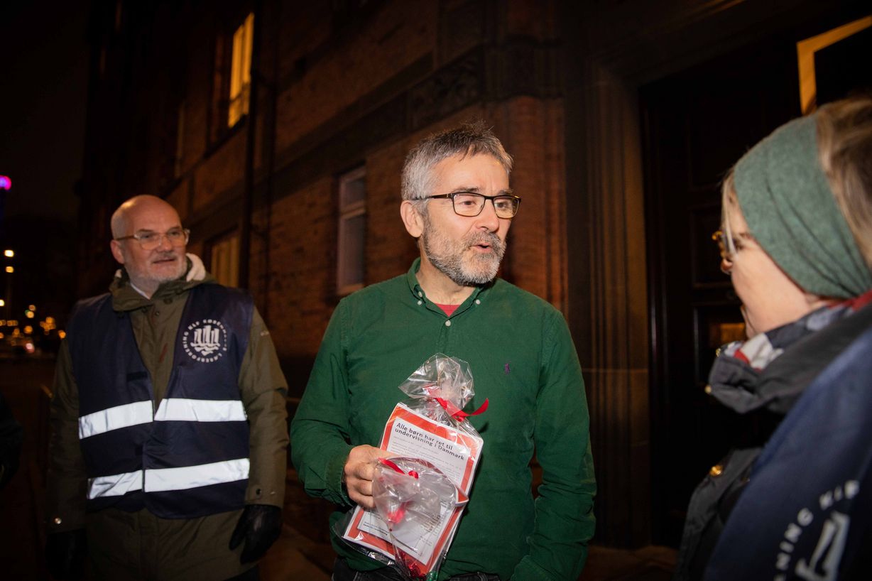 Enhedslistens Gorm Anker Gunnarsen troppede op i sin frokostpause for at tale med de fremmødte demonstranter. Foto: Jan Klint Poulsen. Enhedslistens Gorm Anker Gunnarsen troppede op i sin frokostpause for at tale med de fremmødte demonstranter. Foto: Jan Klint Poulsen.