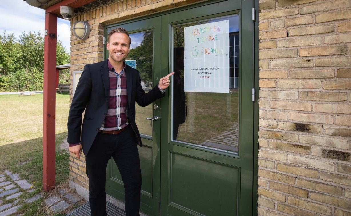 På alle døre til skolen er der plakater, som viser hvilke klasser, der må benytte indgangen. Efter fotografens ønske, stiller Marco Damgaards sig beredvilligt op med en pegende finger for at henlede læserens opmærksomhed på budskabet. Foto: Jan Kli På alle døre til skolen er der plakater, som viser hvilke klasser, der må benytte indgangen. Efter fotografens ønske, stiller Marco Damgaards sig beredvilligt op med en pegende finger for at henlede læserens opmærksomhed på budskabet. Foto: Jan Klint Poul