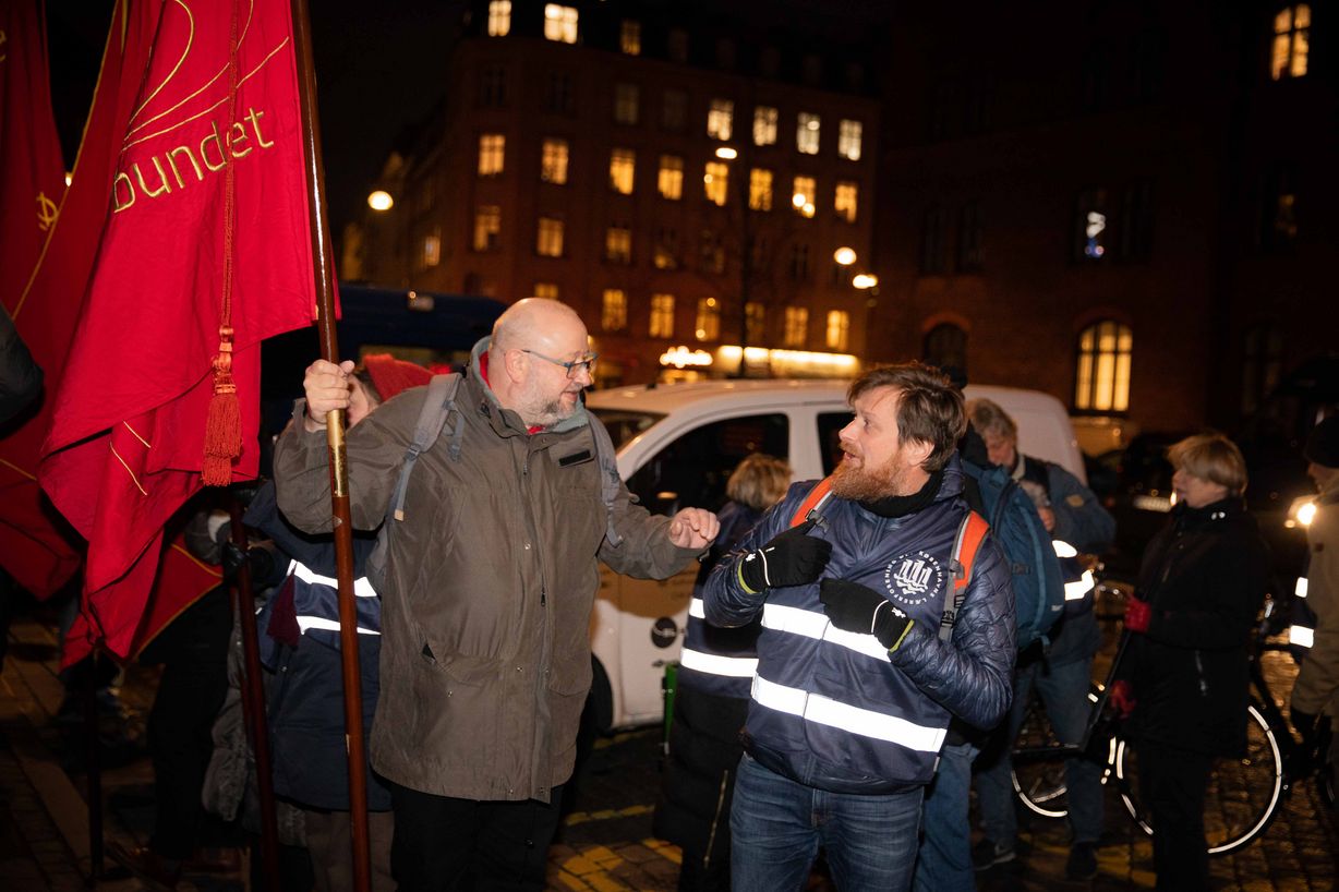 Flere lærerkredse og Uddannelsesforbundet deltog også i dagens demonstration, der var klemt inde mellem rækker af politiets mandskabsvogne og rådhusets smalle fortov. Foto: Jan Klint Poulsen Flere lærerkredse og Uddannelsesforbundet deltog også i dagens demonstration, der var klemt inde mellem rækker af politiets mandskabsvogne og rådhusets smalle fortov. Foto: Jan Klint Poulsen