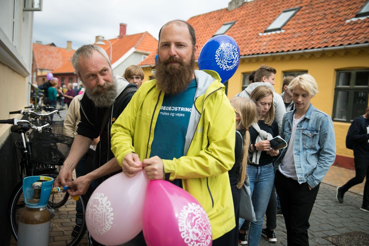 Det kræver fingreteknisk snilde og stor tålmodighed at snøre hundredvis af balloner, men KLF's tillidsrepræsentanter er hårdføre og giver ikke op. Foto: Jan Klint Poulsen