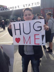 Som elevernes første happening delte de gratis kram ud på Nørreport Station og Dronning Louises bro. Samtidig fortalte de om projektet på engelsk for at sprede budskabet. ”Det var helt vildt, hvor mange der kom – og fedt at se, hvor meget folk smi Som elevernes første happening delte de gratis kram ud på Nørreport Station og Dronning Louises bro. Samtidig fortalte de om projektet på engelsk for at sprede budskabet. ”Det var helt vildt, hvor mange der kom – og fedt at se, hvor meget folk smiler til