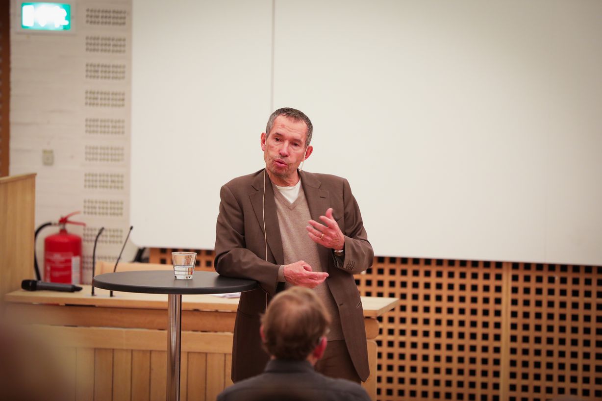 Carsten Jensen kan bruge ordene til at fortælle så levende, at man bliver henført til fjerne egne. Foto: Jan Klint Poulsen 