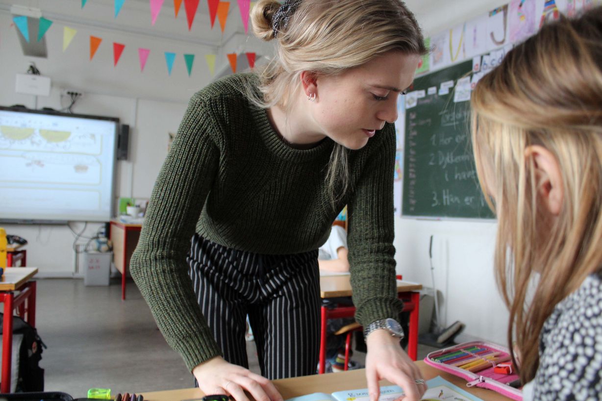 Det har overrasket Marie, at hun har været nødt til at køre skrappe rutiner ind fra start med at sætte stolen ind og bøgerne på plads. Rutiner, som minder hende om dengang, hun selv gik i skole. Foto: Lærke Cecilie Lindegaard Det har overrasket Marie, at hun har været nødt til at køre skrappe rutiner ind fra start med at sætte stolen ind og bøgerne på plads. Rutiner, som minder hende om dengang, hun selv gik i skole. Foto: Lærke Cecilie Lindegaard