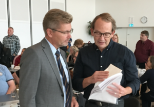 Jan Trojaborg overrækker over 2000 underskrifter fra medlemmerne til overborgmester Frank Jensen. Medlemmerne bakkede op om KLF's linje i forhandlingerne om en lokalaftale. Mobilfoto.