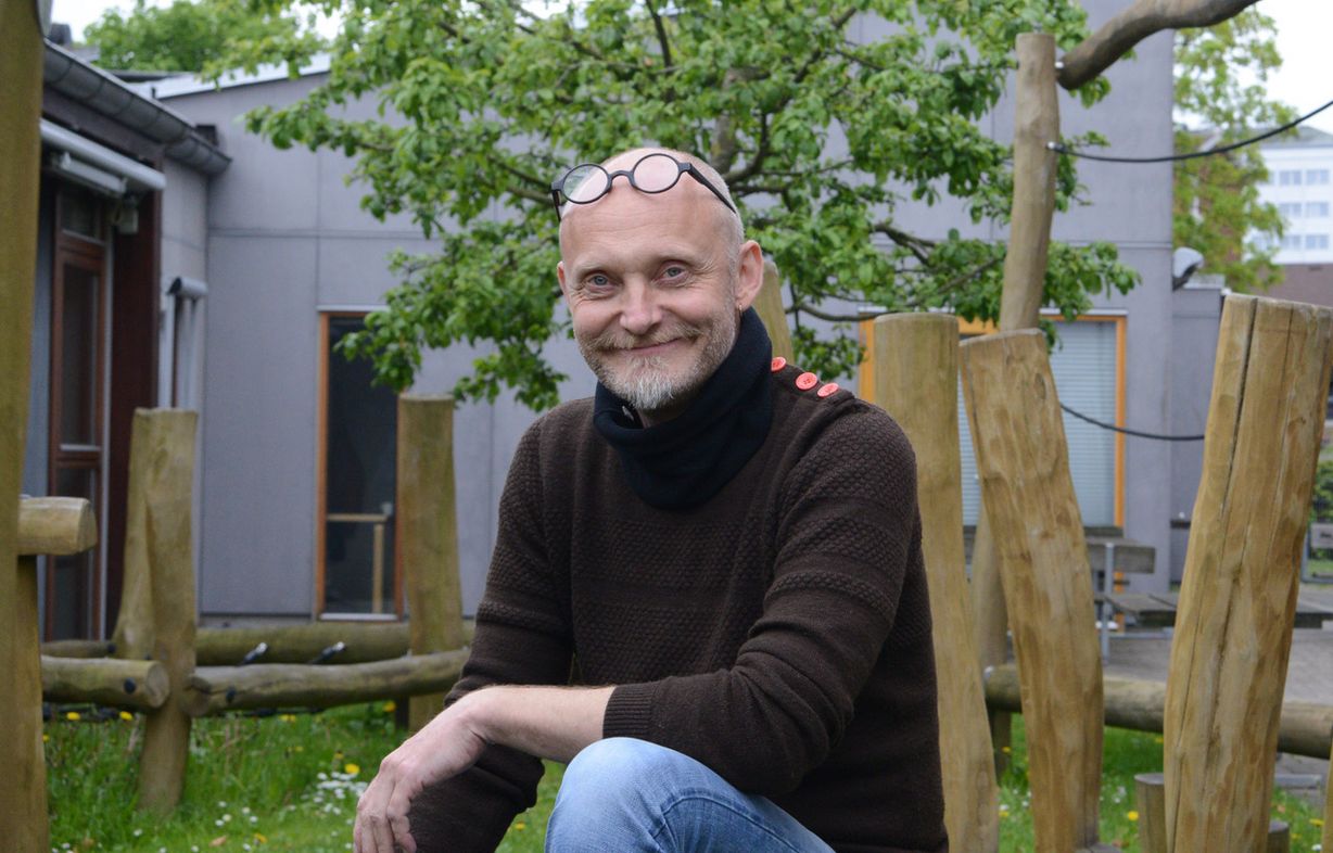 Tillidsrepræsentant Niels Wester-Andersen glæder sig sammen med alle andre omkring UiU over, at besparelser for mere end 4 mio. kroner blev droppet. Foto: Peter Garde Tillidsrepræsentant Niels Wester-Andersen glæder sig sammen med alle andre omkring UiU over, at besparelser for mere end 4 mio. kroner blev droppet. Foto: Peter Garde