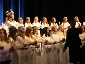 Dygtige sangelever fra Sankt Annæ Gymnasium fremførte jules smukke sange. Foto: Peter Garde