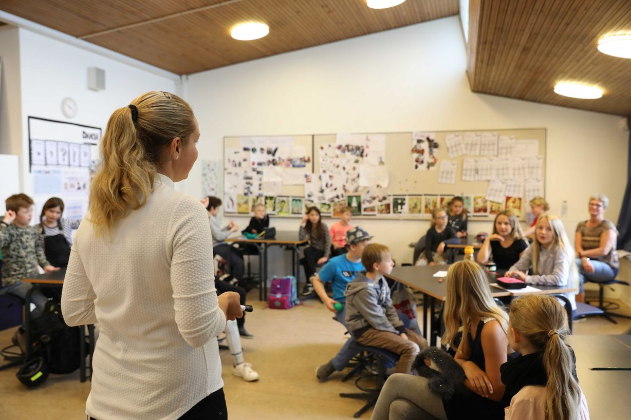 Lærer Sophie Josefine Plougmann sammen med sin klasse 4.v. Foto: Jan Klint Poulsen