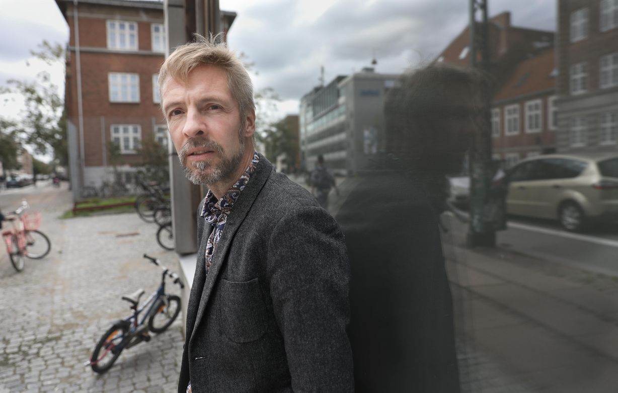 Skoleleder Jesper Friis sidder til daglig i lånte lokaler på Vibenshus Skole, da han ikke kan være på Randersgades Skole, uden at hans krop reagerer fysisk på skimmelsvampgener. Foto: Jan Klint Poulsen