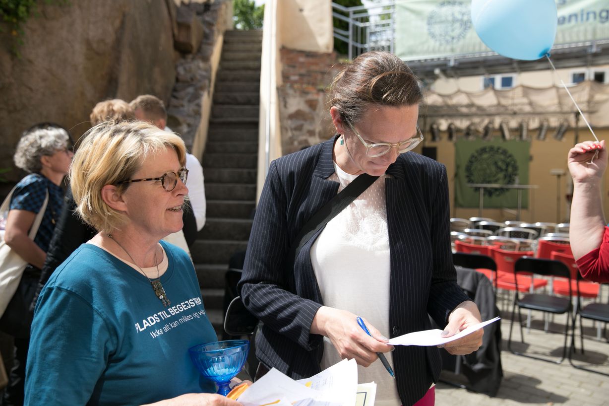 Undervisningsminister Merete Riisager (LA) gennemførte også KLF's skolequiz under kyndig ledelse af bestyrelsesmedlem Inge Thomsen. Ministeren klarede testen yderst tilfredsstillende med 7 rigtige ud af 8 spørgsmål. Foto: Jan Klint Poulsen