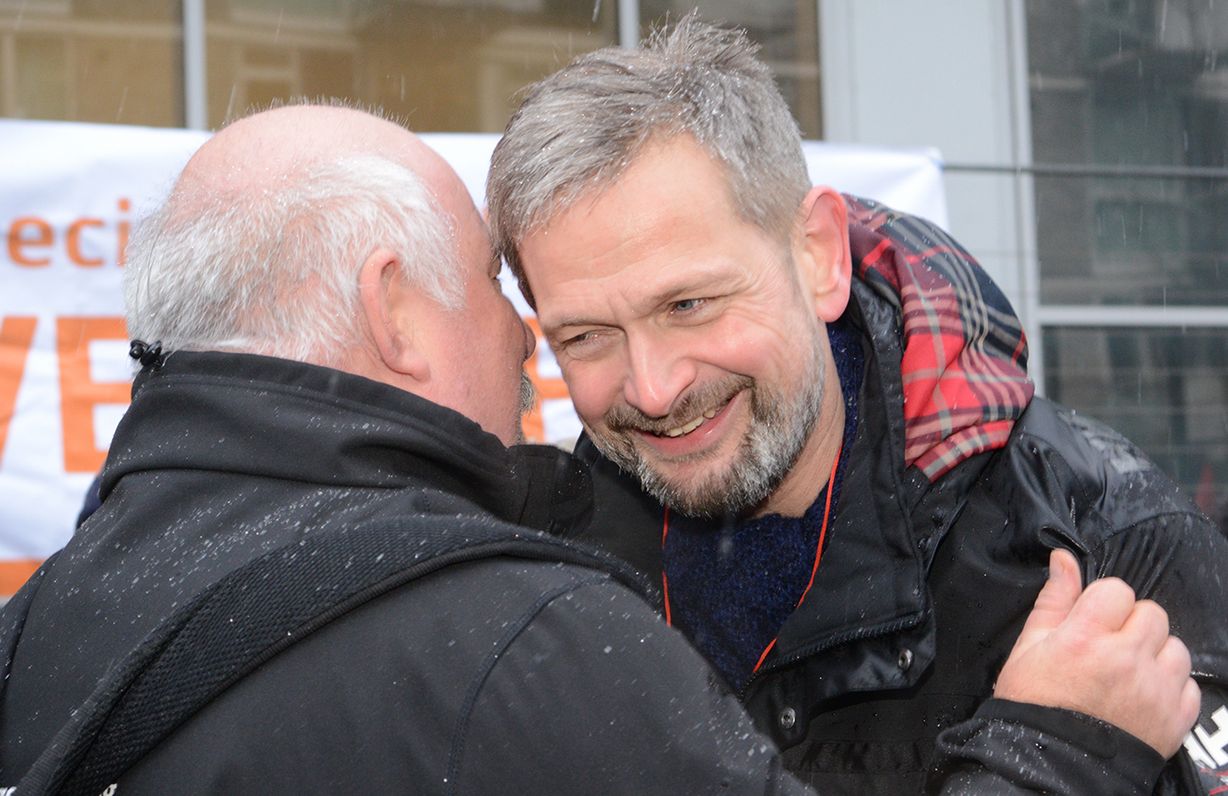 Kjell Nilsson får et kram og et tip, før han indtager musik- og mikrofonvognen. Foto: Peter Garde