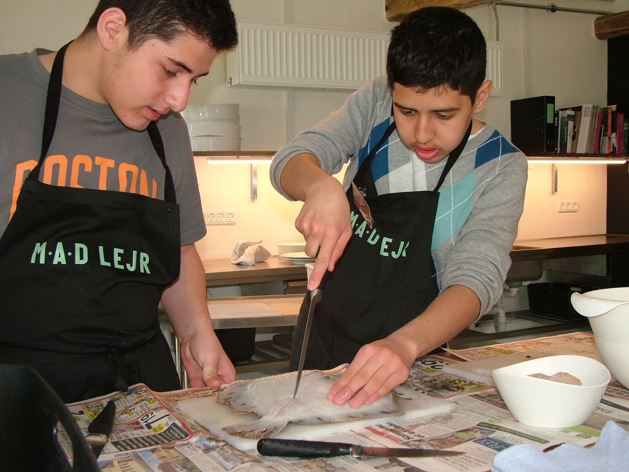 En formiddag gik programmet ’helt i fisk’, da eleverne fik en stor sending friske fisk på bordet – klar til at blive rengjort og fileteret. Eleverne tog det i stiv arm, fortæller lærer Jesper Nielsen. 