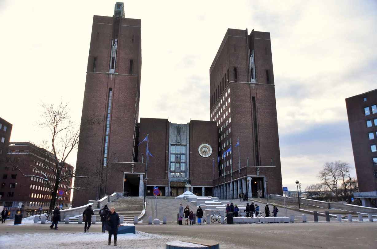 Oslo Rådhus er en bemærkelsesværdig bygning med en imponerende indvendig  udsmykning.  Her holder skoleetaten med byråd Inga Marte Thorkildsen til. Foto: Erik Schmidt