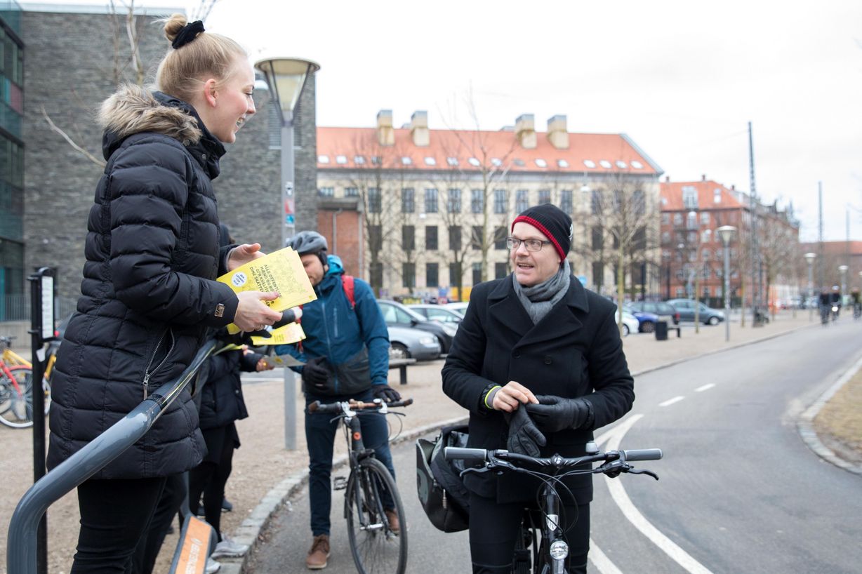Lærerne på Nørrebro Park Skole var tidligt oppe for at møde københavnerne og de søde skoleelever med deres forældre. Foto: Jan Klint Poulsen 