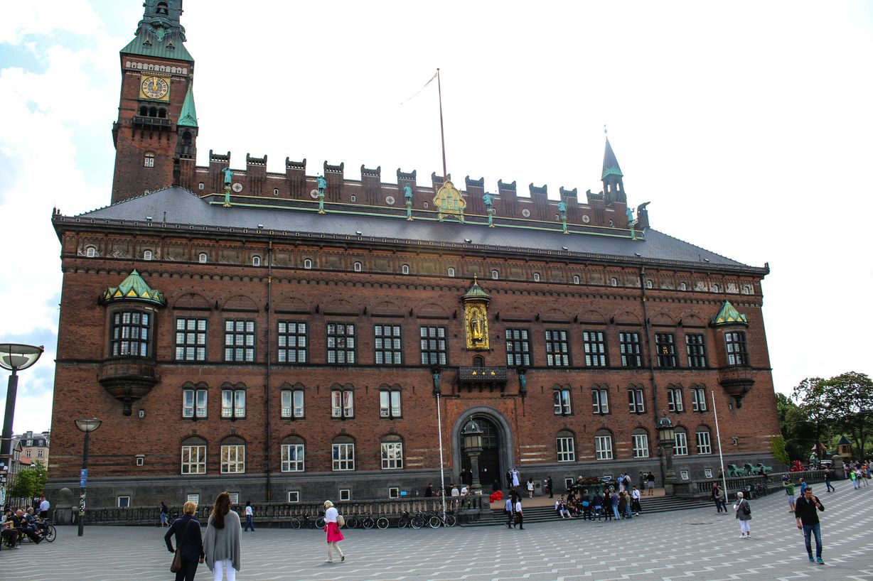 På Københavns Rådhus er man spændt på, hvor stor en regning kommunen ender med, når de politiske partier på Christiansborg bliver enige om en ny reform af udligningssystemet. Foto: Arkiv