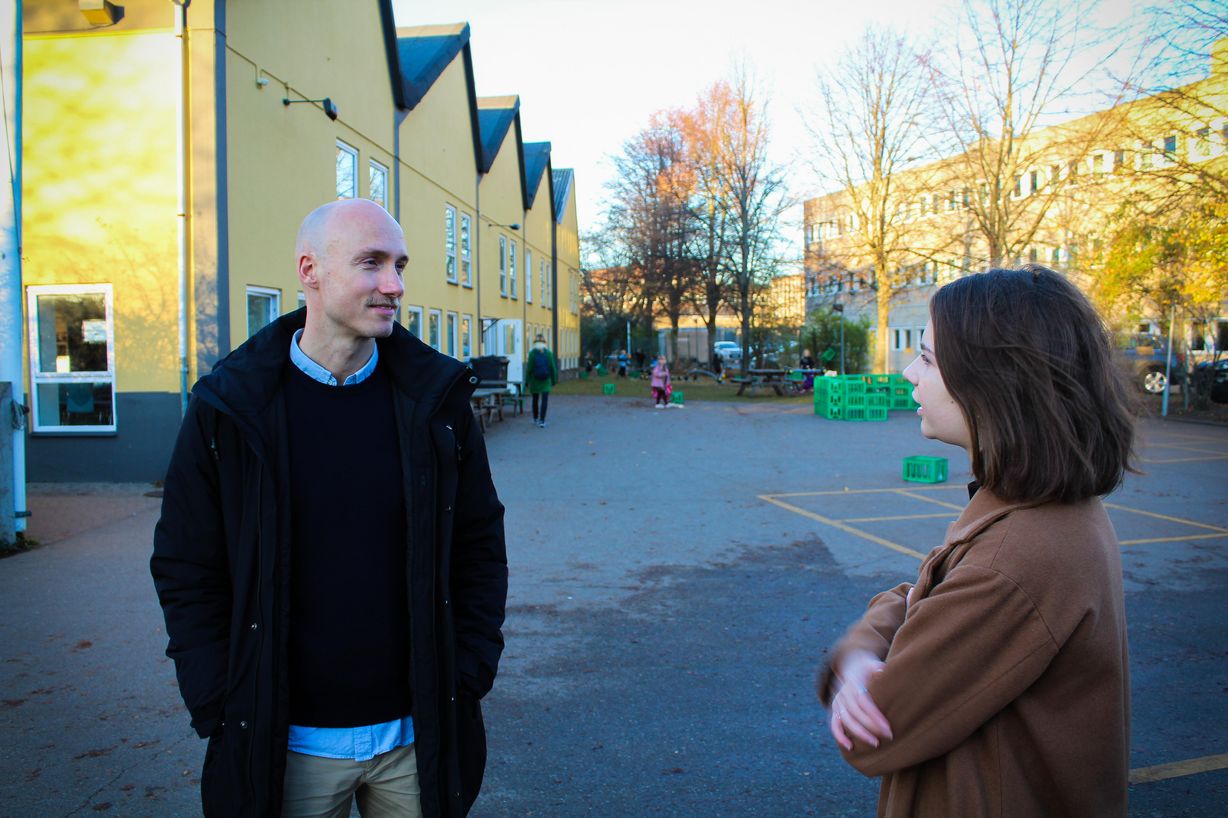 Tommy Petersen (R) i samtale med formanden for Danske Skoleelever Thea Enevoldsen. Foto: Torben Kloster Tommy Petersen (R) i samtale med formanden for Danske Skoleelever Thea Enevoldsen. Foto: Torben Kloster