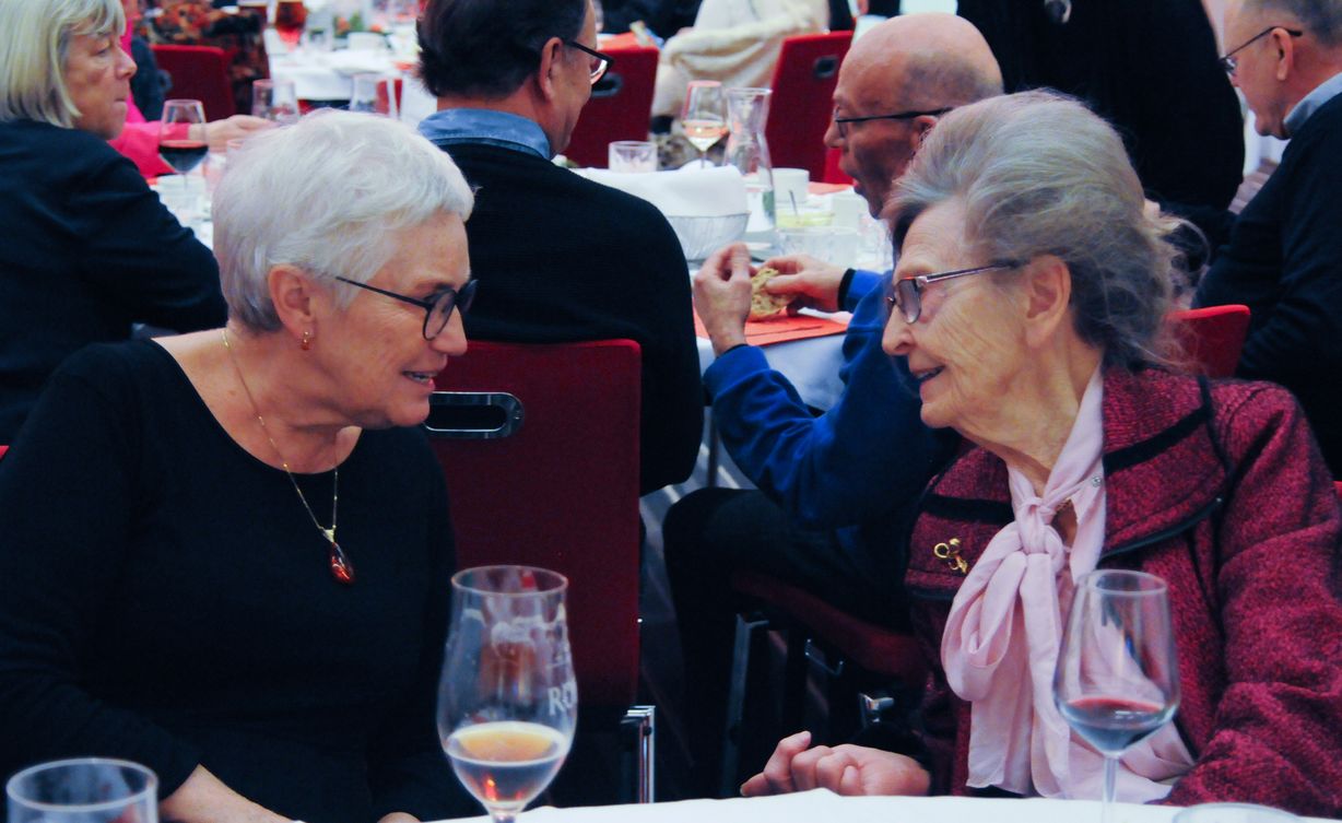 Der var solid hygge ved bordene, og Karen Ravn (th) insisterede på, at hun med sine 93 år var selskabets ældste – i snak med Ulla Fog. Foto: Peter Garde