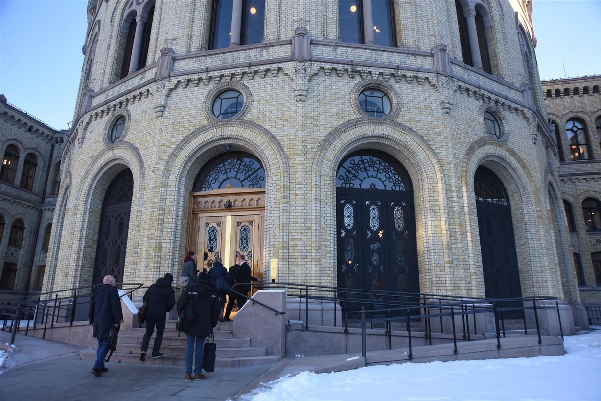 På vej ind i Stortinget for at møde Torstein Tvedt Solberg fra Arbeiderpartiet, Mona Fagerås fra Sosialistisk Venstreparti og Senterpartiets Marit Knutsdatter Strand. Foto. Erik Schmidt På vej ind i Stortinget for at møde Torstein Tvedt Solberg fra Arbeiderpartiet, Mona Fagerås fra Sosialistisk Venstreparti og Senterpartiets Marit Knutsdatter Strand. Foto. Erik Schmidt