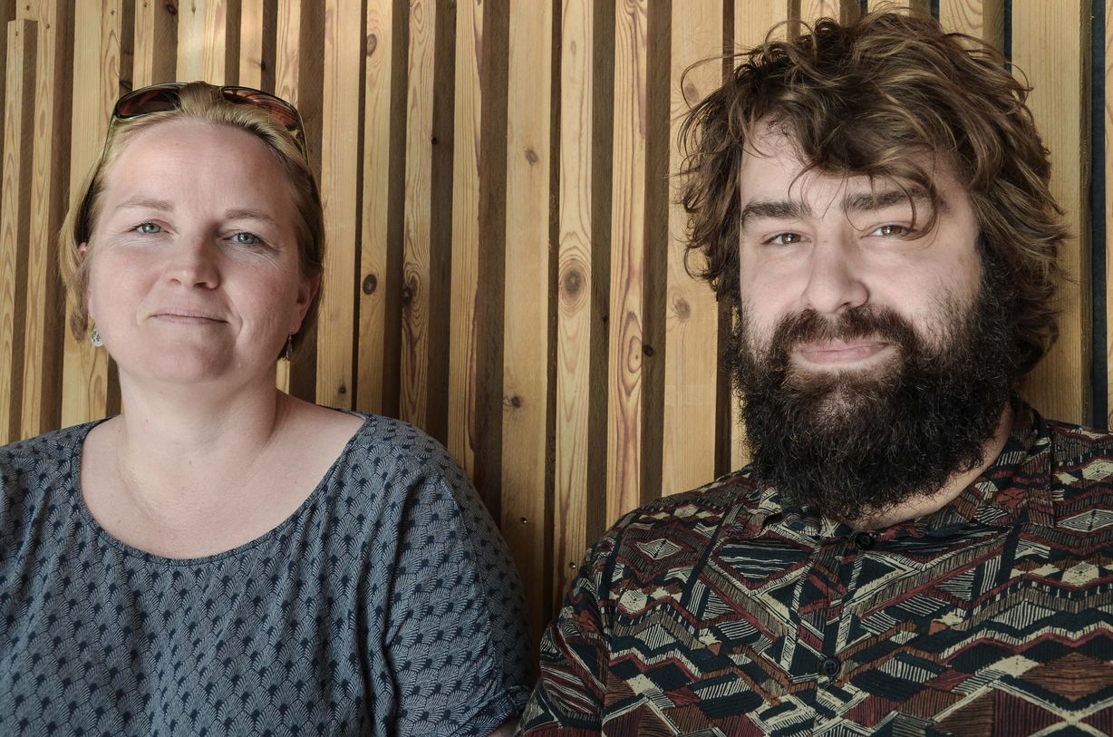 Kathrine Kristensen og kollegaen Christian Johansen har flere gange oplevet vold på egen krop i forbindelse med deres lærerjob. Foto: Rikke Tjørring.
