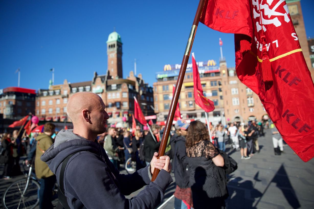 Thomas Roy Larsen bar KLF's fane i demonstrationsoptoget fra Nørrebro til Rådhuspladsen. Foto: Jan Klint Poulsen Thomas Roy Larsen bar KLF's fane i demonstrationsoptoget fra Nørrebro til Rådhuspladsen. Foto: Jan Klint Poulsen