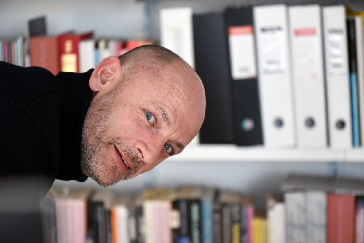 "Vi er nødt til at genfremkalde faget og ikke lade det overlejre af administrative instrumenter," siger Stefan Hermann om uddannelser til skoleledere. Selv står han i det daglige i dilemmaer mellem pædagogik og administration. Foto: Erik Schmidt "Vi er nødt til at genfremkalde faget og ikke lade det overlejre af administrative instrumenter," siger Stefan Hermann om uddannelser til skoleledere. Selv står han i det daglige i dilemmaer mellem pædagogik og administration. Foto: Erik Schmidt