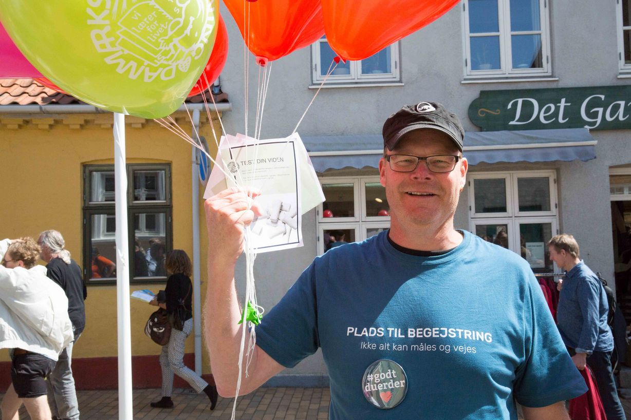 Morten Petersen med balloner, højt humør og vidensquizz'en ved hænderne. Foto: Jan Klint Poulsen