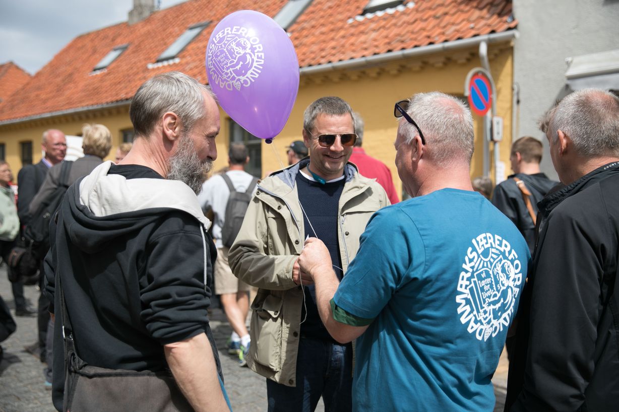 Der er rift om de heliumsfyldte balloner med DLF's logo. Foto: Jan Klint Poulsen