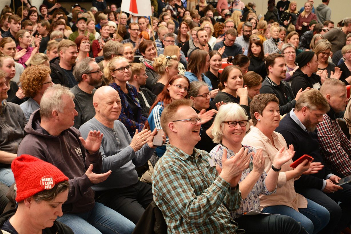 Den enorme Nørrebrohal var fyldt til sidste stolesæde med 700 tillidsrepræsentanter. Foto: Peter Garde