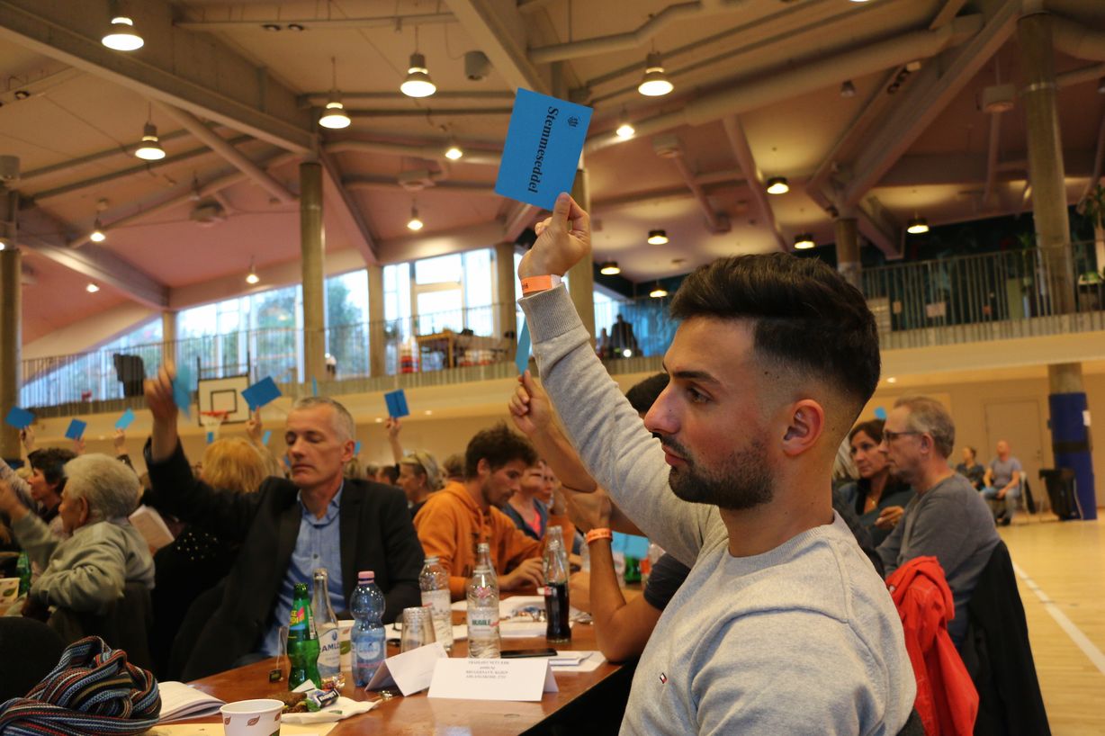 Jacob Bagiran deltog for første gang i KLF's generalforsamling og sms'ede med journalist Jennifer Jensen undervejs (se korrespondancen i artiklen). Foto: Jennifer Jensen Jacob Bagiran deltog for første gang i KLF's generalforsamling og sms'ede med journalist Jennifer Jensen undervejs (se korrespondancen i artiklen). Foto: Jennifer Jensen