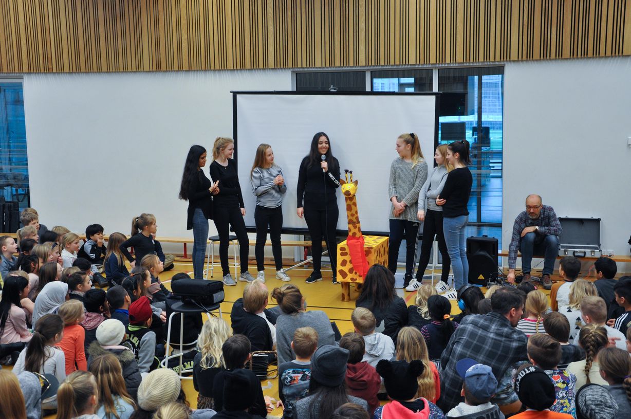En af klasserne havde lavet en giraf, for at illustrere, at det såkaldte “girafsprog” er en god kommunikationsform. Foto: Torben Kloster En af klasserne havde lavet en giraf, for at illustrere, at det såkaldte “girafsprog” er en god kommunikationsform. Foto: Torben Kloster