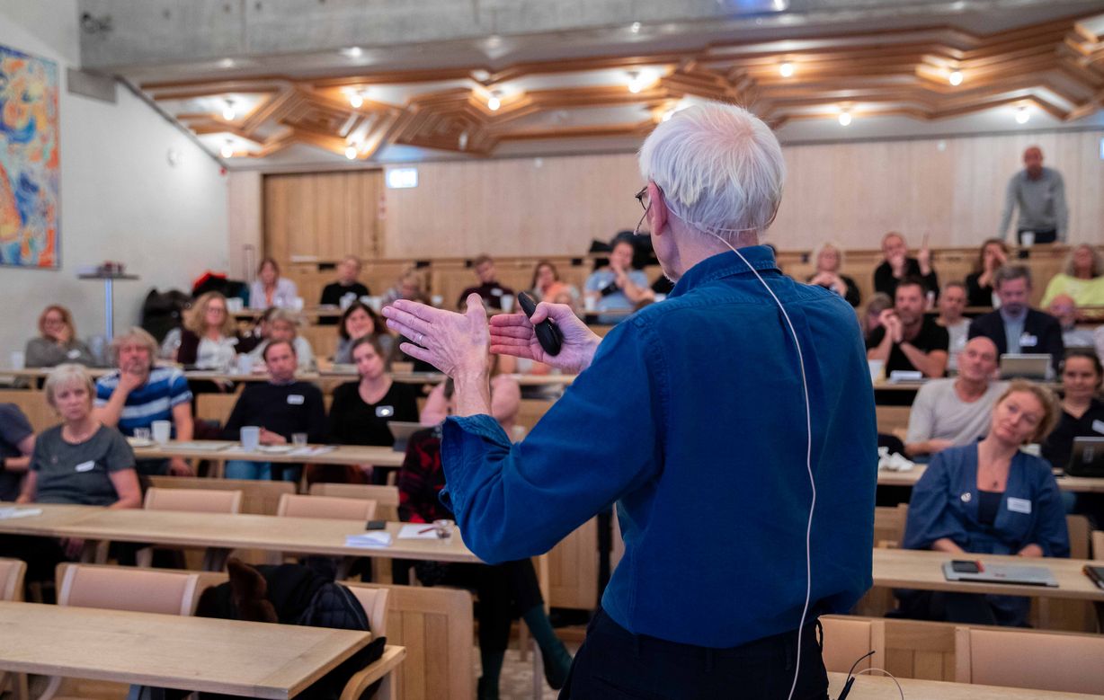 Begejstringen for de tørre tal smittede hurtigt af på tilhørerne. Jesper Jespersen forstod at krydre sit oplæg med humor og sarkasme, der faldt i god jord i salen. Foto: Jan Klint Poulsen 